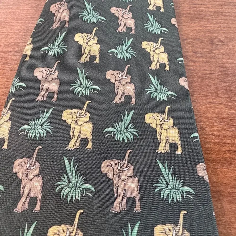 Vintage Gap Premium Olive Green Silk Elephant Safari Novelty Necktie